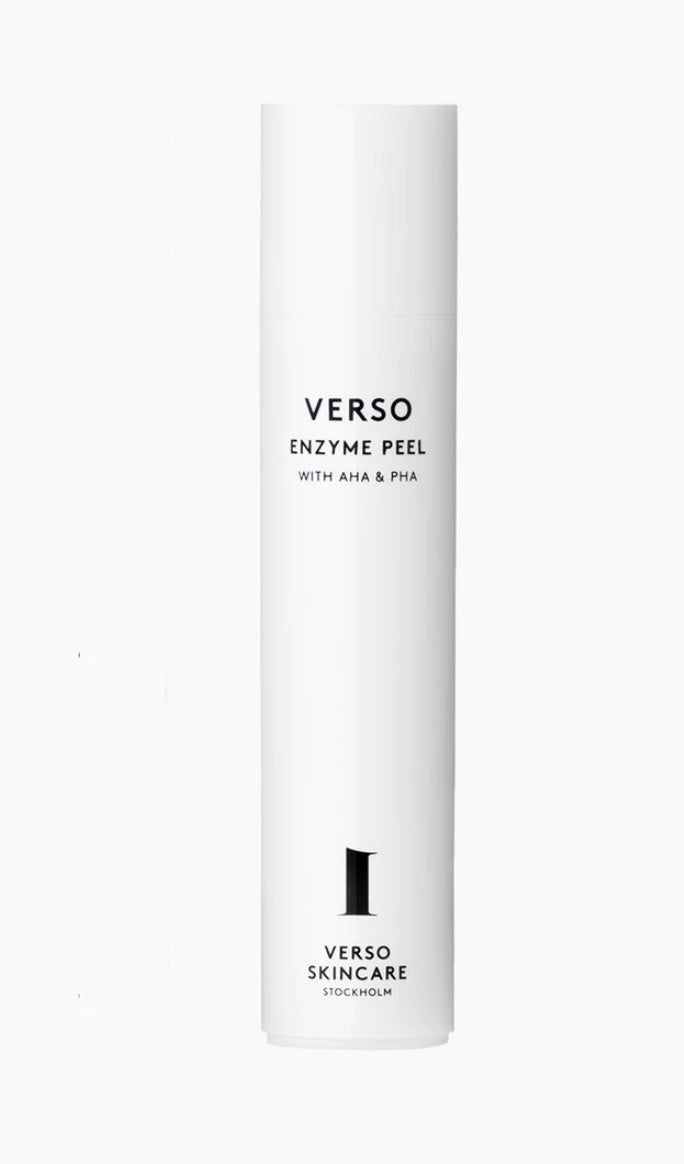 A BRIGHTENING AND REJUVENATING EXFOLIATOR WITH AHA & PHA Verso Enzyme Peel with Alpha and Poly Hydroxy Acids is a gently exfoliating gel for a rejuvenated complexion. It removes dead skin cells, unblocks pores and accelerates cell renewal, leaving the skin smooth and radiant.